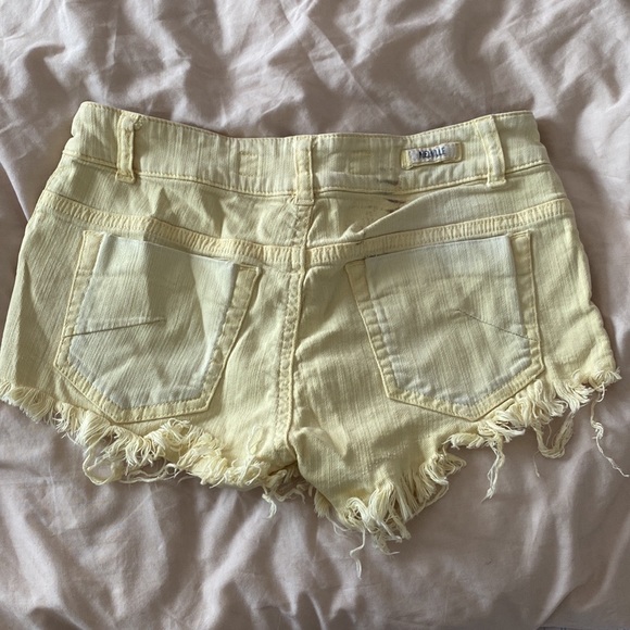 BRANDY MELVILLE YELLOW DENIM BOOTY SHORTS Size 6 - Picture 3 of 4